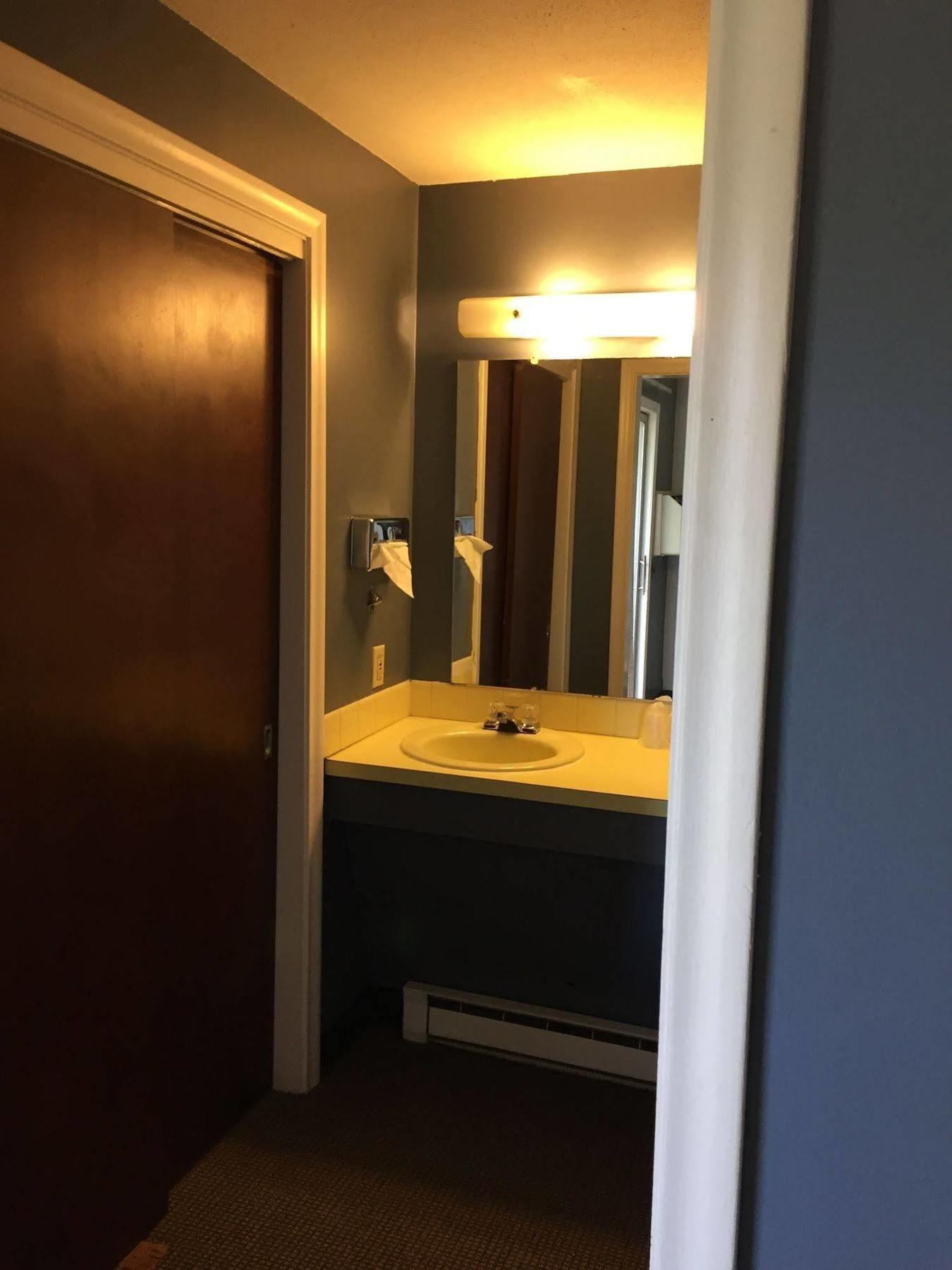 Iron Horse Inn 新普斯伯里 外观 照片
