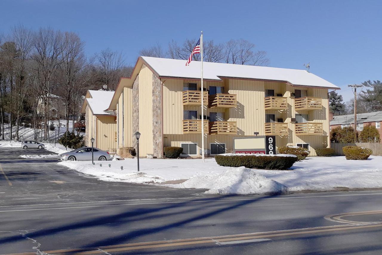 Iron Horse Inn 新普斯伯里 外观 照片